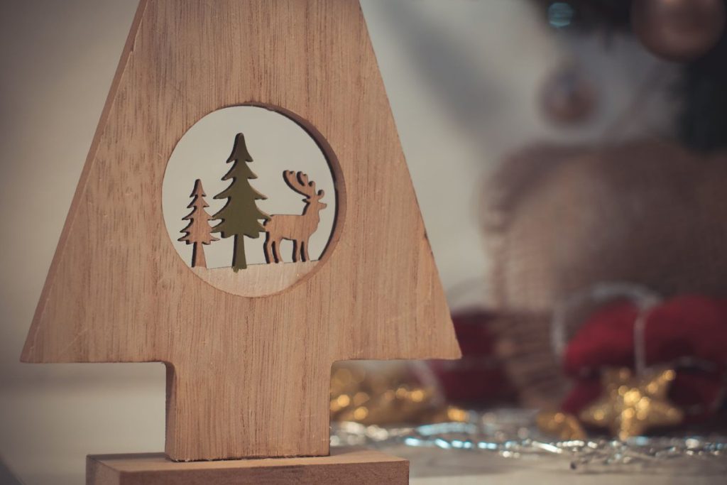 comment décorer un sapin en bois
